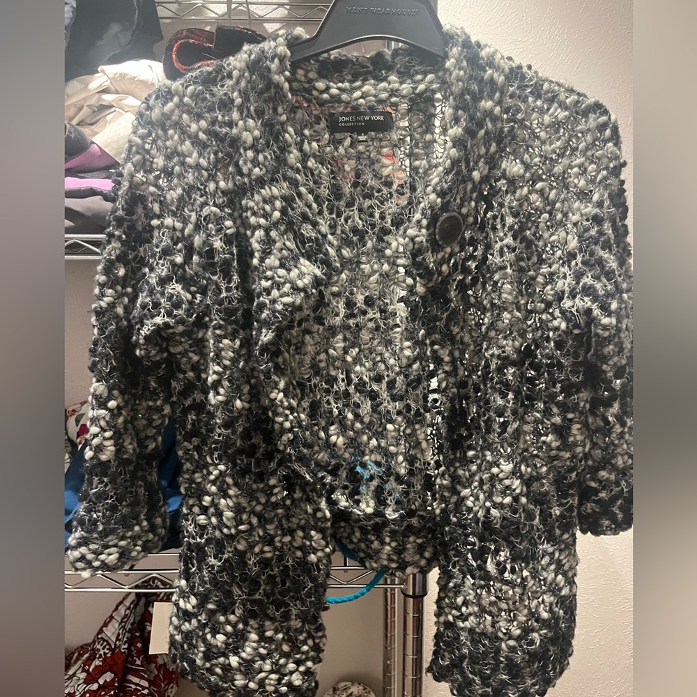 Made of yarn nlack and white boise